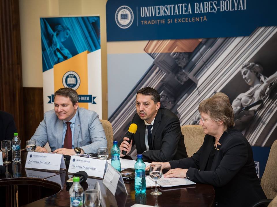 Dan Lazăr, Daniel David és Soós Anna a kolozsvári sajtótájékoztatón •  Fotó: BBTE