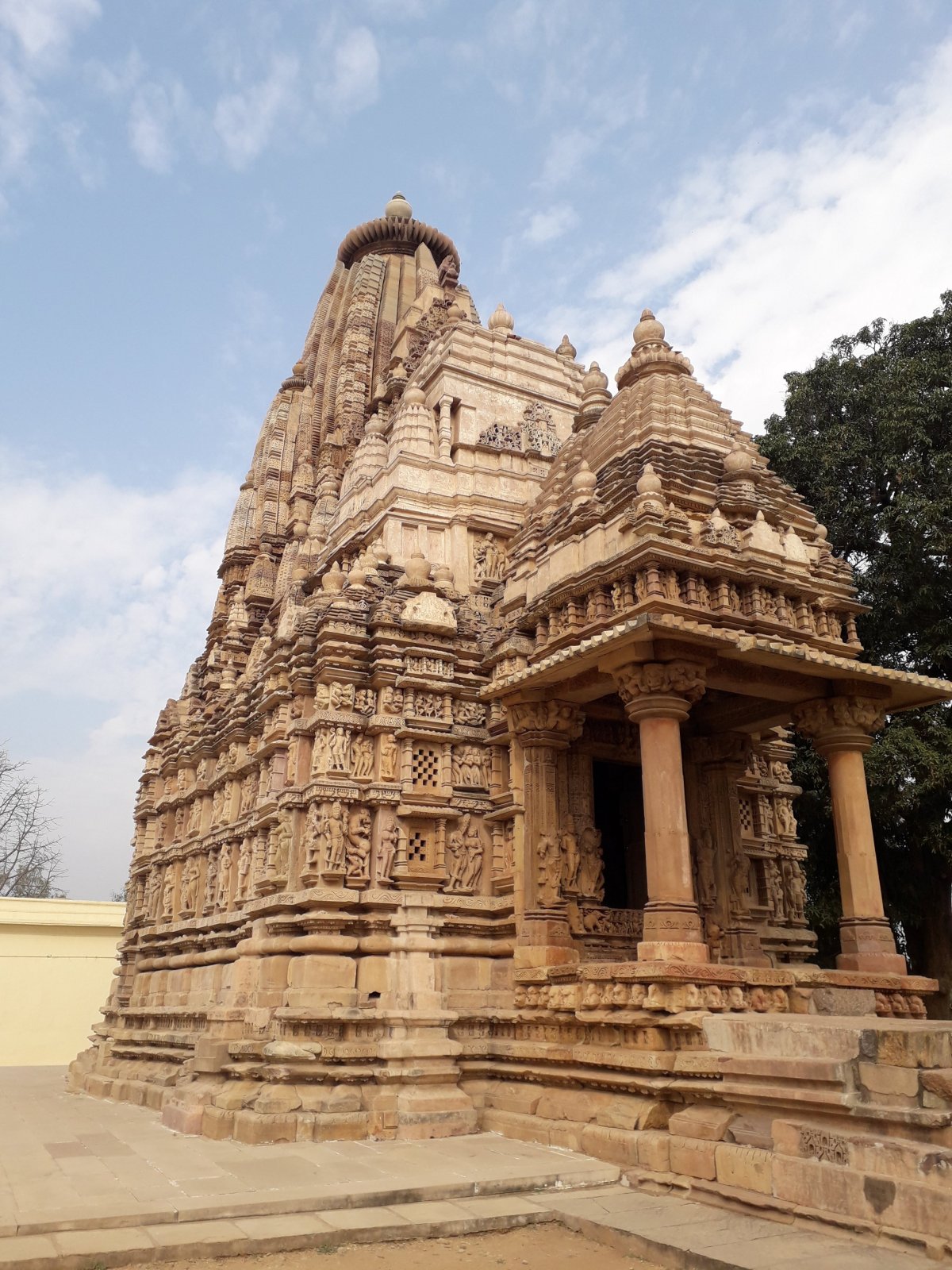 Khádzsurahó India egyik legnépszerűbb turistalátványossága, híres turistacélponttá erotikus témájú szobrokkal dekorált templomai tették •  Fotó: Kiss Judit