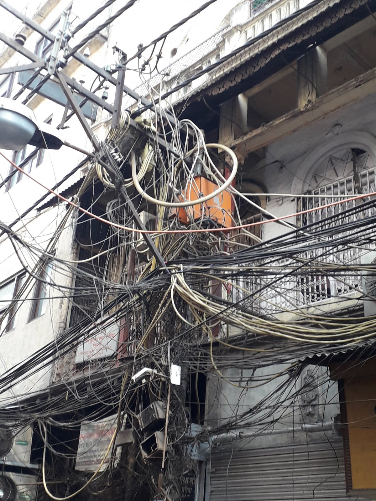 Ugyancsak nehéz lenne kiválasztani a meghibásodott telefonkábelt ebből a delhi huzalhálózatból •  Fotó: Kiss Judit