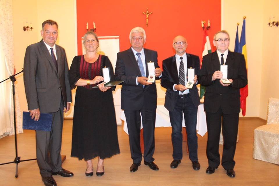 Zákonyi Botond nagykövet és a kitüntetettek: Markó Hajnal, Csendes Lajos, Lucian Nastasă-Kovács és Rezi Elek •  Fotó: Horváth László