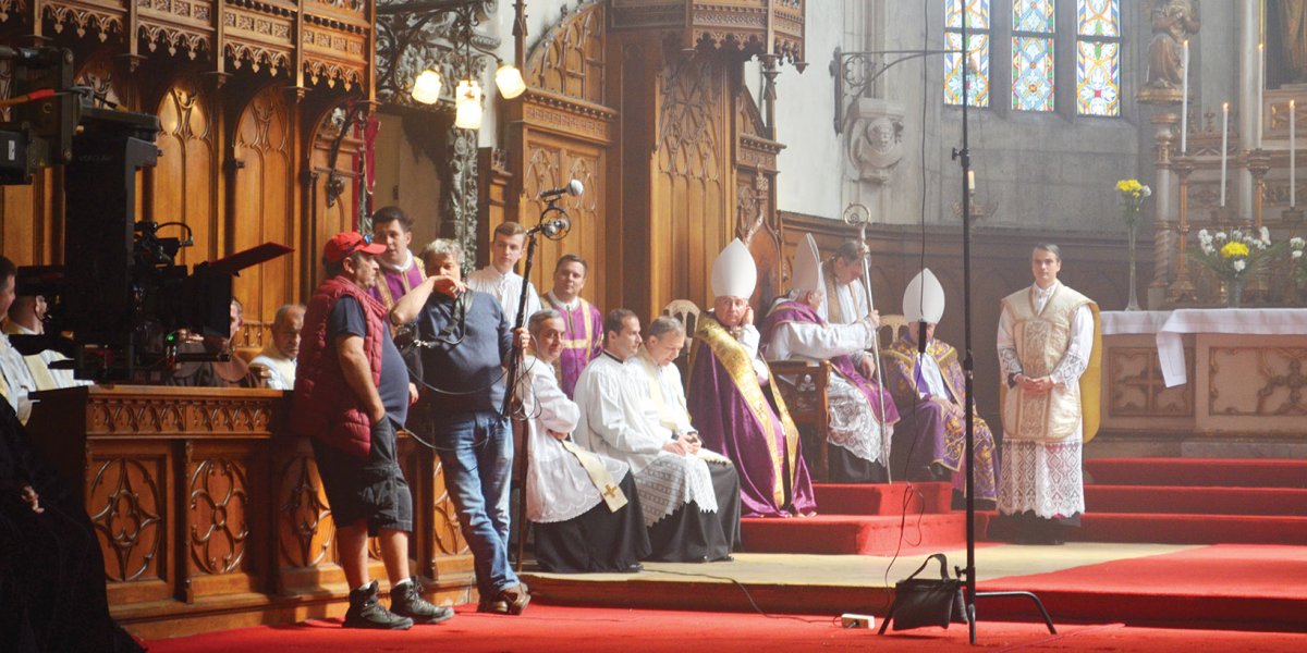 Nagyjátékfilm egy nagyívű személyiségről. A Márton Áron püspök életéről szóló alkotás egyes jeleneteit a kolozsvári Szent Mihály-templomban rögzítették •  Fotó: Szabó Tünde