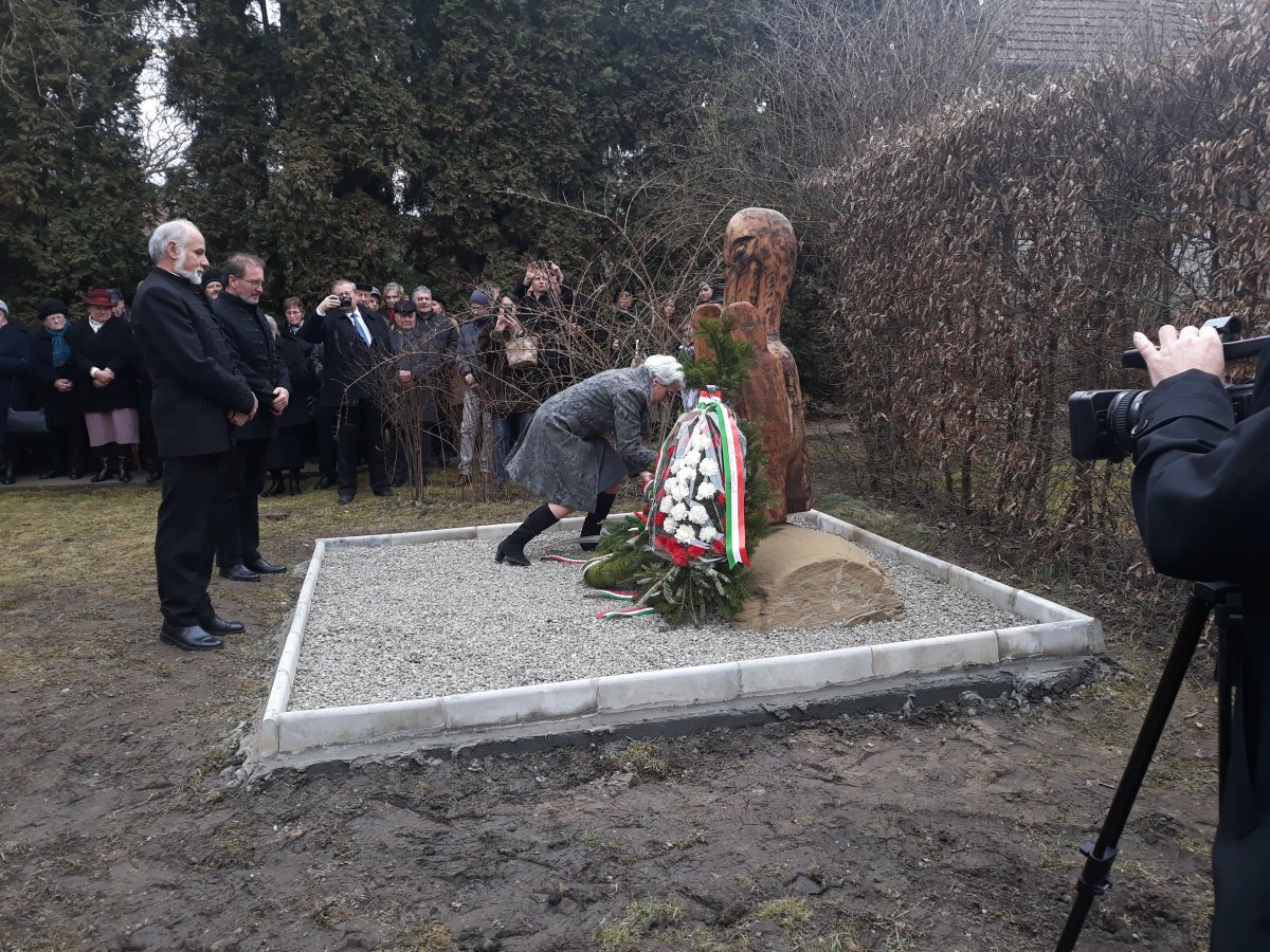Kacsó Tibor lánya és családja az emlékmű vasárnapi avatásán &bullet;  Fotó: Szucher Ervin