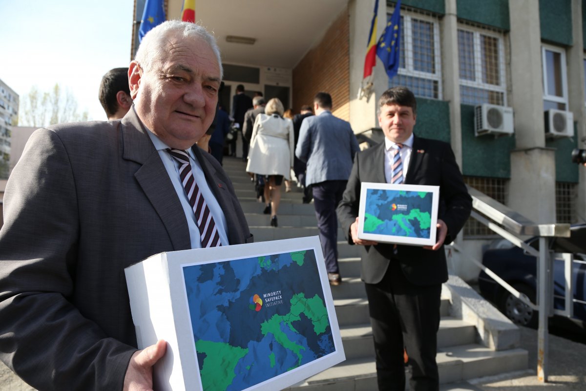 Seres Dénes és Vass Levente parlamenti képviselő is „besegített” •  Fotó: MTI/Baranyi Ildikó