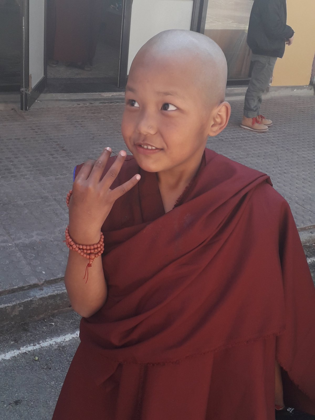 „Nagyon szeretek itt lakni” – mondta a katmandui Kopan buddhista kolostor ifjú lakója, a kilencéves kisfiú •  Fotó: Kiss Judit