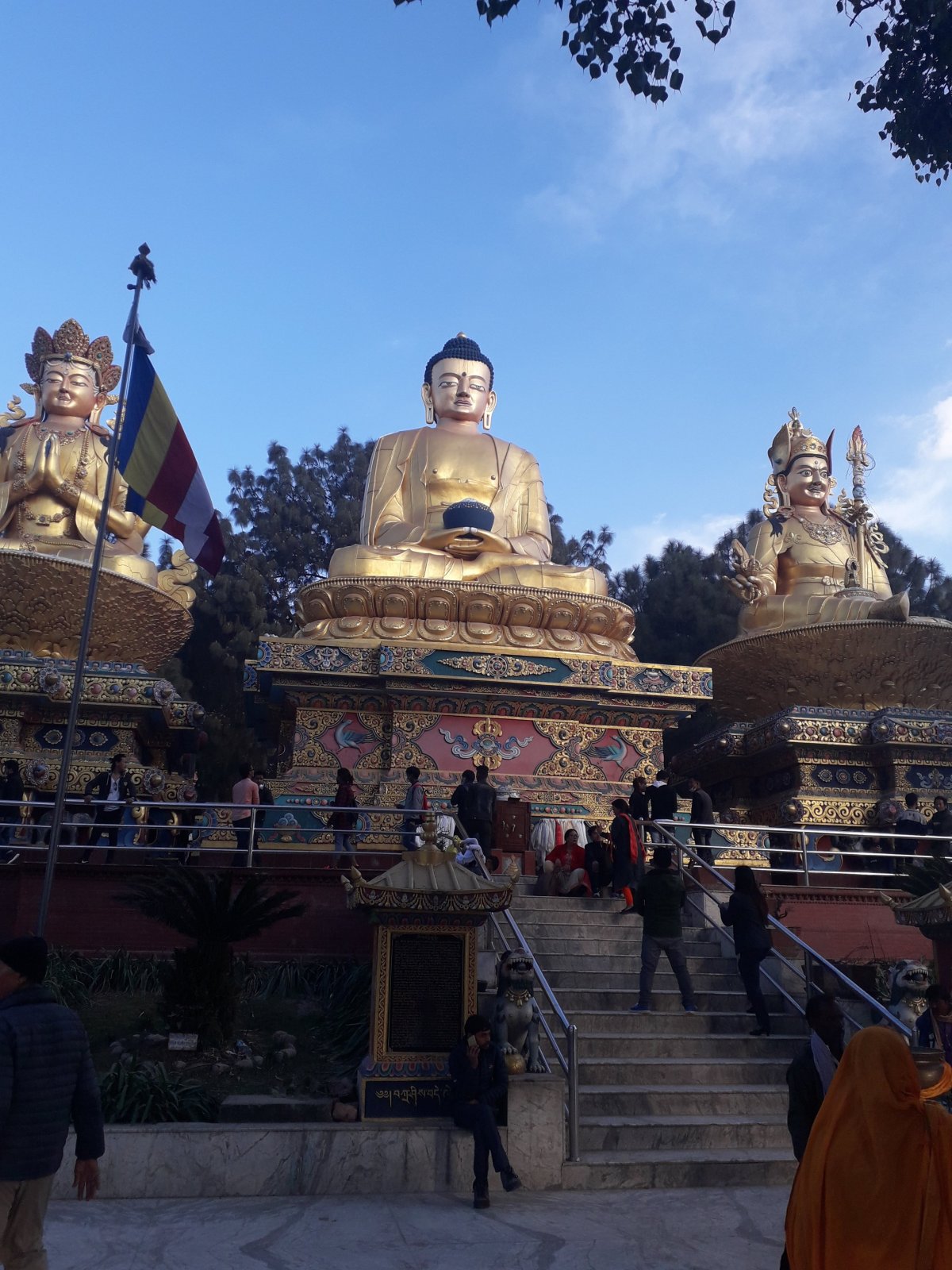A hinduk és buddhisták is szent zarándokhelynek tartják a Swayambhunath sztúpát, a domboldalon állandóan óriási a forgalom •  Fotó: Kiss Judit