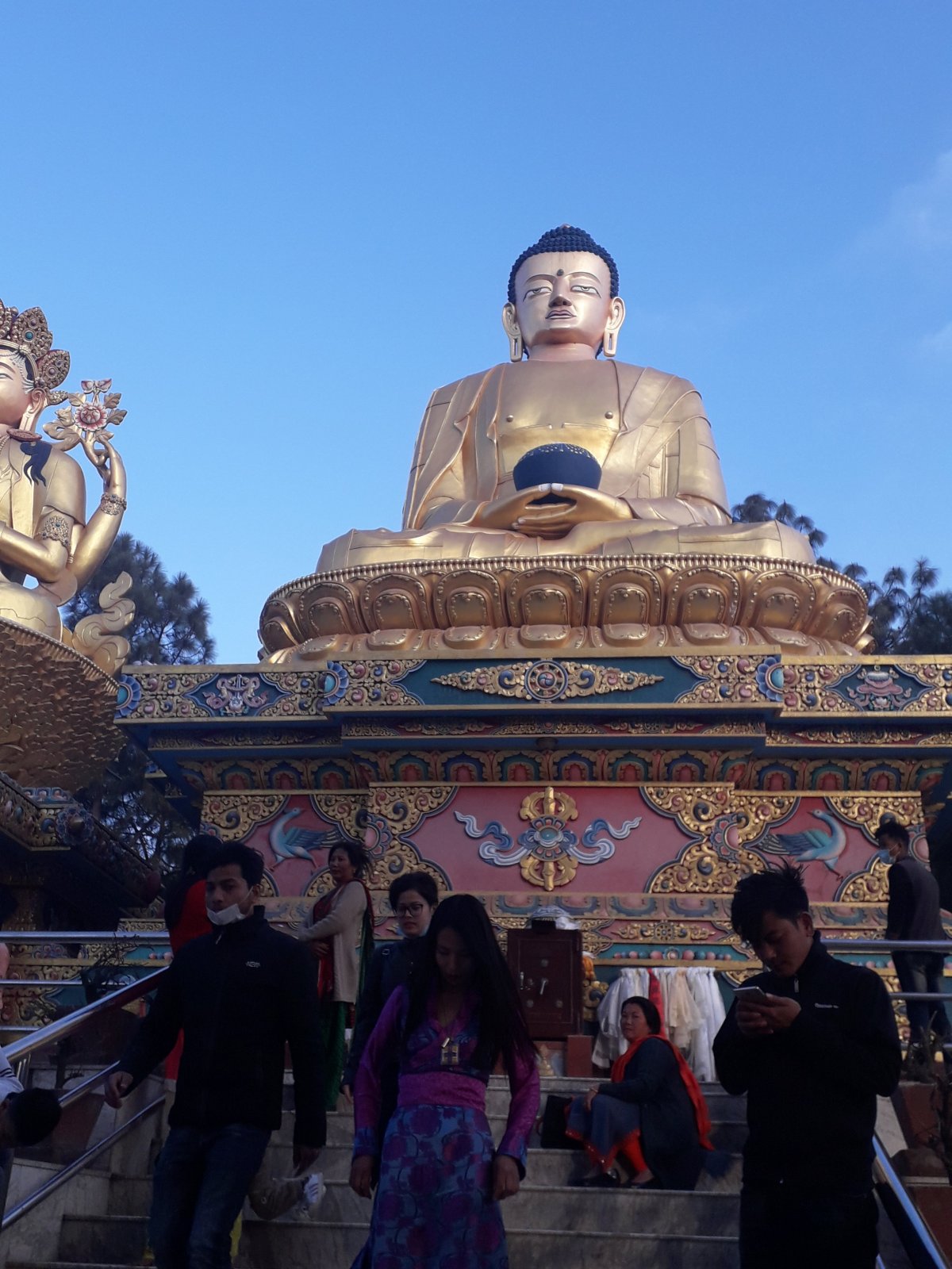Óriási Buddha-szobor a Swayambhunath sztúpához vezető lépcsősor aljánál Katmanduban •  Fotó: Kiss Judit