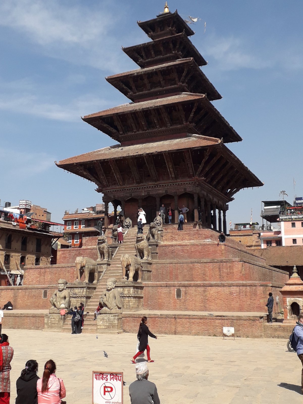 Bhaktapur egyik palotatemploma, ahol éppen esküvő zajlott •  Fotó: Kiss Judit