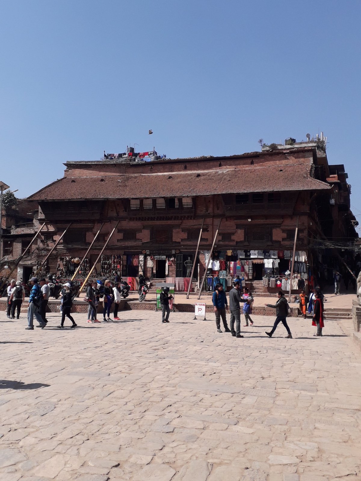 A Katmandu központjától 15 kilométerre található Bhaktapur városka, szintén gyönyörű, de omlatag az épített öröksége •  Fotó: Kiss Judit