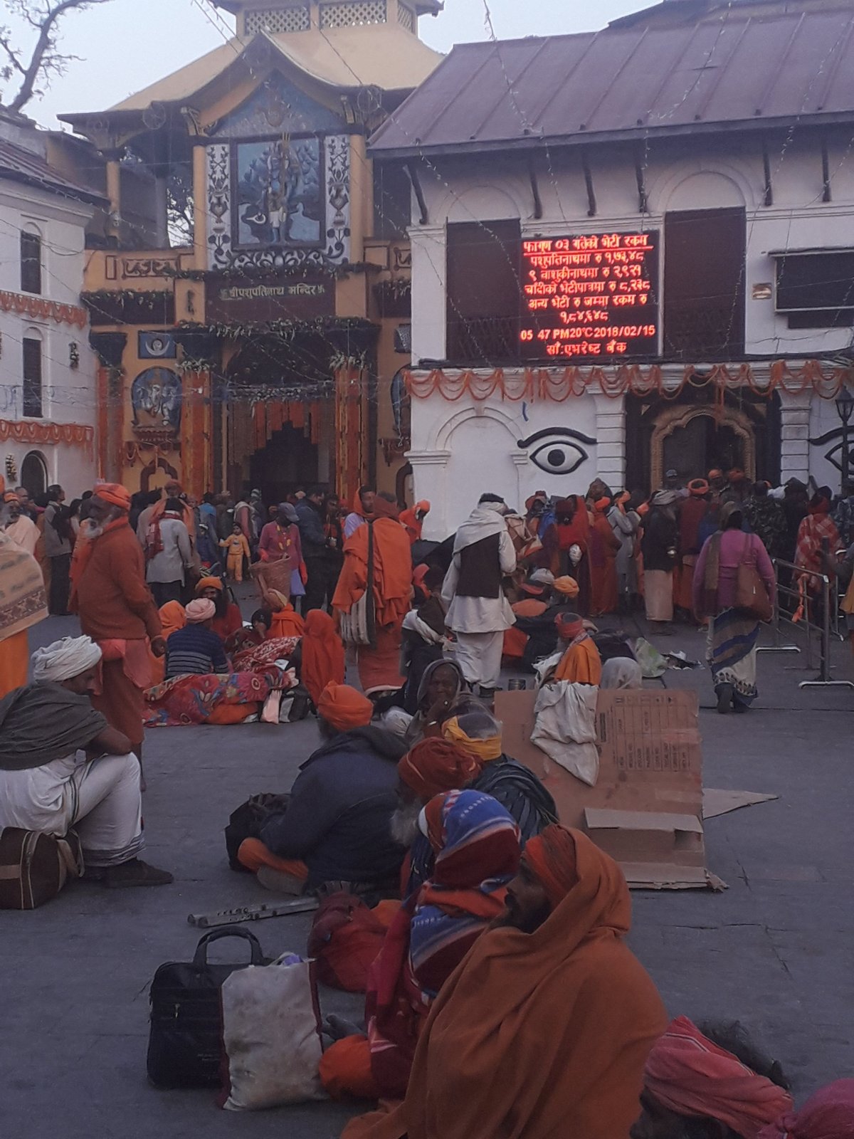 Hindu templom bejárata a Pashupatinath templomegyüttesnél •  Fotó: Kiss Judit