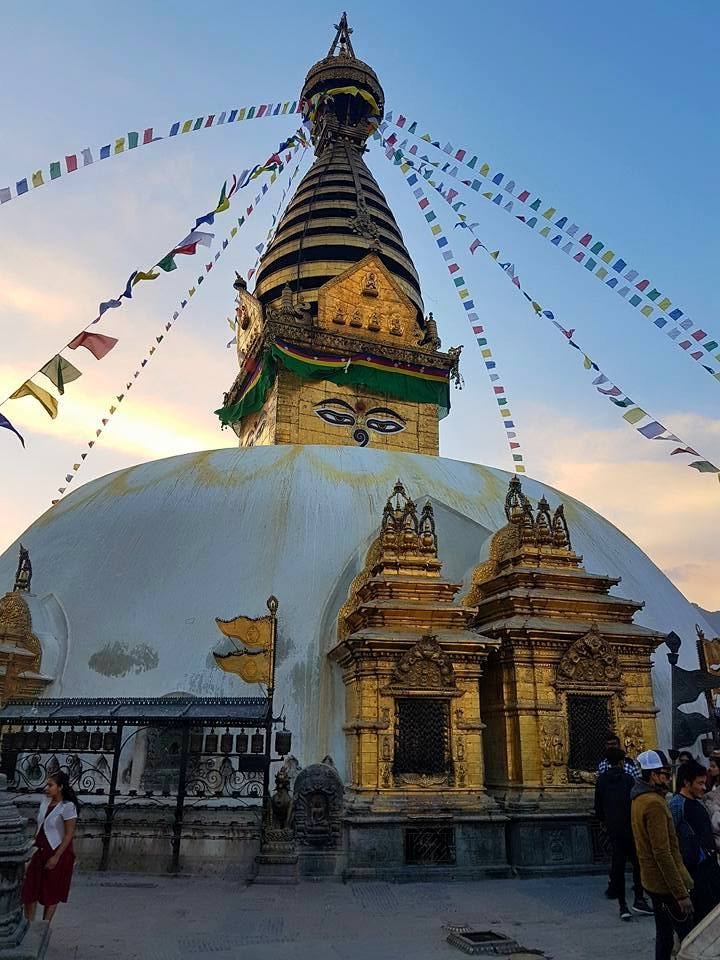 Katmandu egyik legnépszerűbb buddhista zarándokhelye a Swayambhunath sztúpa, amelyet majmok templomának is neveznek •  Fotó: Kiss Judit