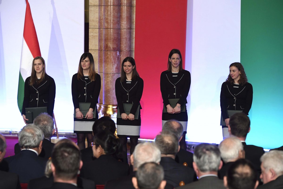 Bácskai Sára Luca, Heidum Bernadett, Jászapáti Petra, Keszler Andrea és Kónya Zsófia (b-j), a magyar női rövid pályás gyorskorcsolyaváltó negyedik helyen végzett tagjai •  Fotó: MTI