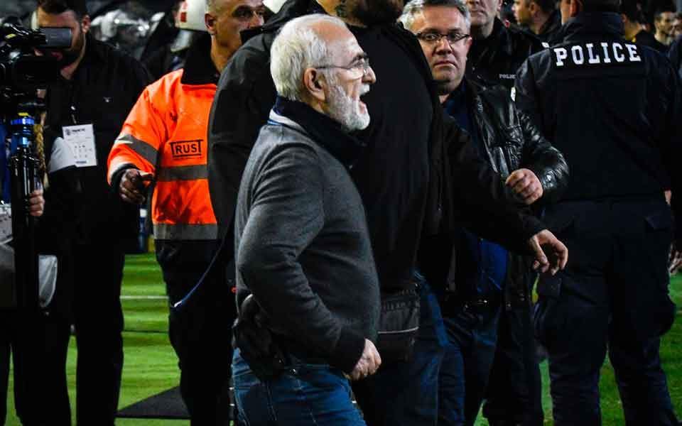 Ivan Savvidis, a PAOK tulajdonosa pisztollyal felszerelkezve rohant be a pályára •  Fotó: Ekathimerini.com