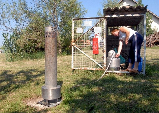 Kertbe telepített talajgenerátor a dél-dunántúli Kővágótöttösön (archív) •  Fotó: MTI