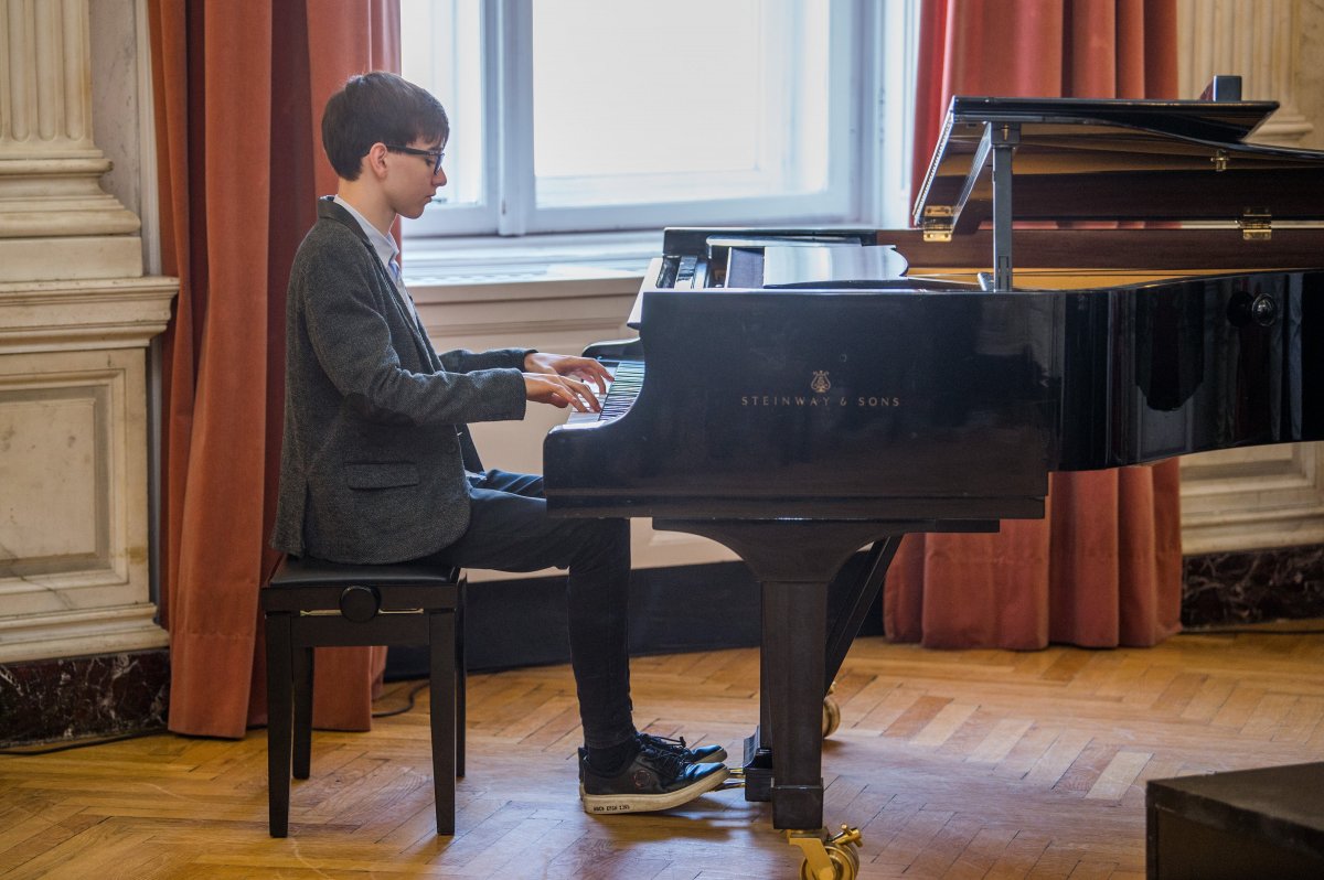 Boros Misi Junior Prima-díjas zongoraművész, a Virtuózok első évada kicsik korcsoportjának győztese zongorázik a sajtótájékoztatón •  Fotó: MTI