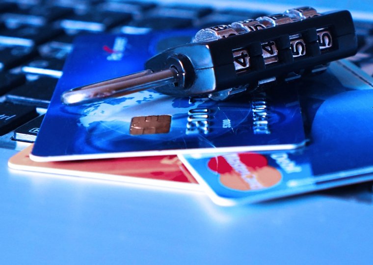 Mobilos bankolásra rátelepedő vírus is terjed, újabb álhírportált tiltottak le