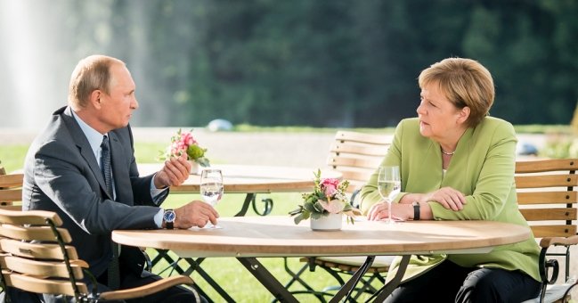 Merkel: Putyin gyűlölete a nyugati demokratikus modell ellen irányul; a katonai elrettentés az egyetlen nyelv, amelyet megért