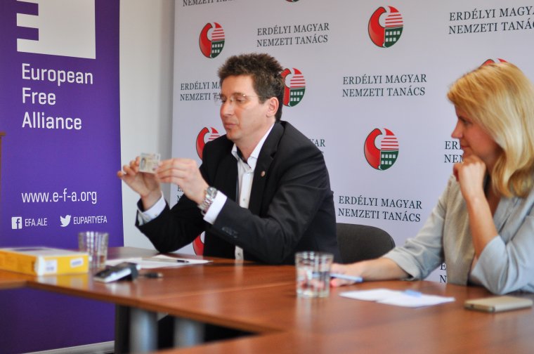 Új szolgáltatás az erdélyi magyar állampolgároknak: igazolványaktiválás a demokrácia-központokban