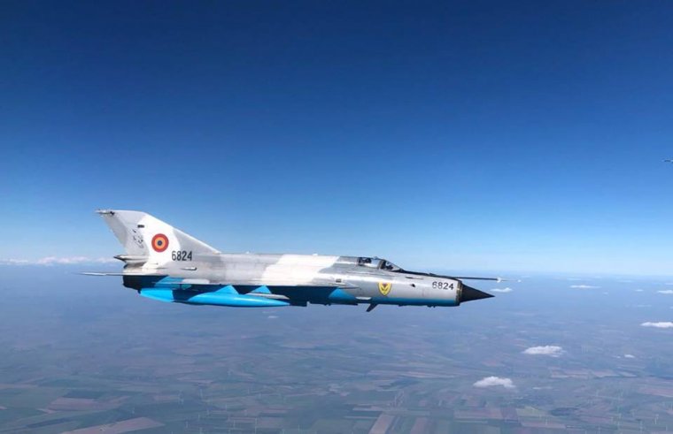 Bákó katonai repterén szállt le egy ukrán harci repülőgép az elfogására küldött román gépek kíséretében
