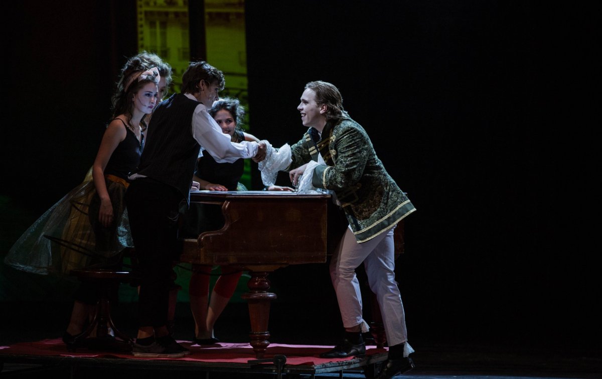 Filep Gergő főszereplő (jobbra) számára az jelentette a legnagyobb kihívást a produkció során, hogy eljátssza Mozart zene iránti hatalmas szenvedélyét •  Fotó: Pusztán Viola