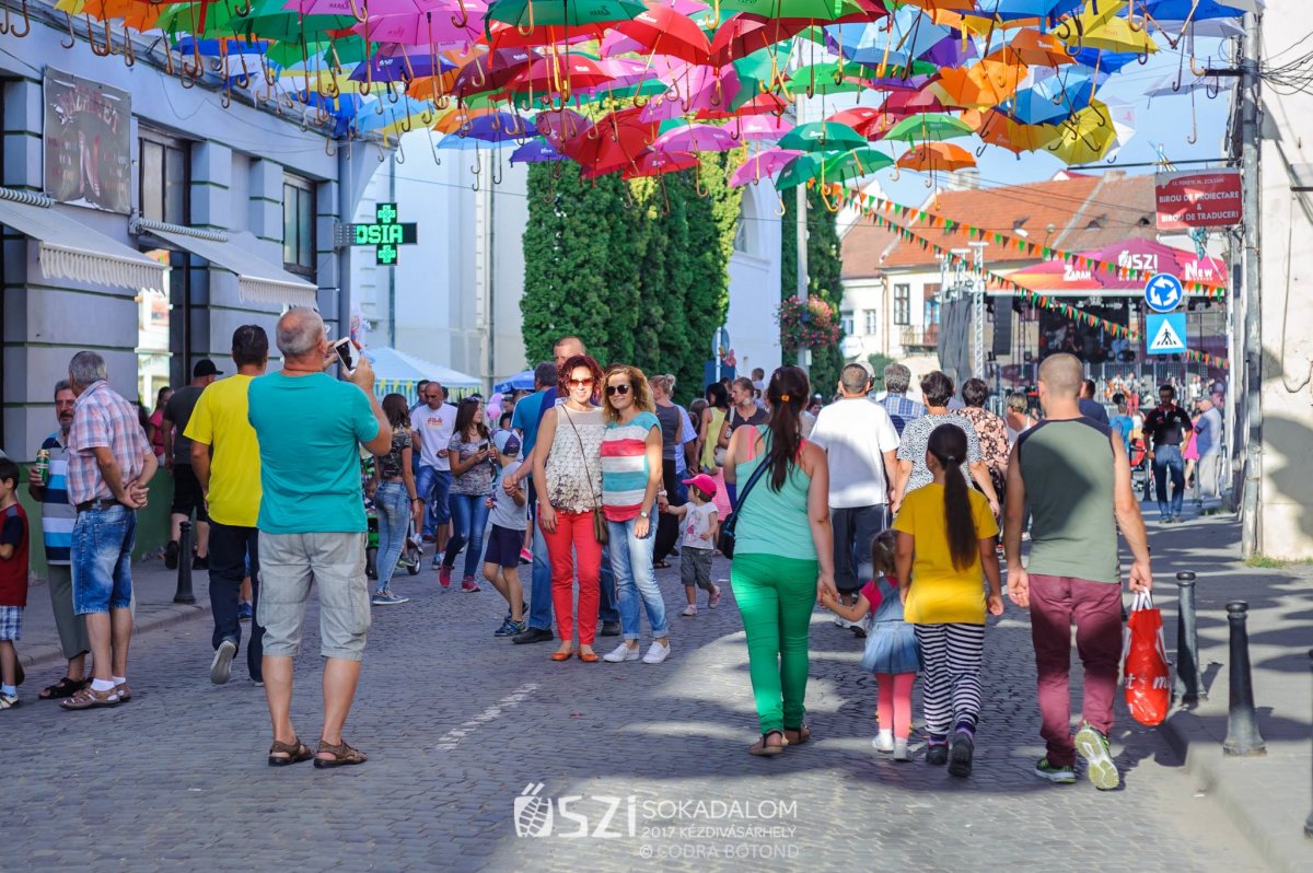 Színpompás. „Belakják” Kézdivásárhely főterét augusztus 30. és szeptember 2. között az Őszi Sokadalom résztvevői •  Fotó: Biró István