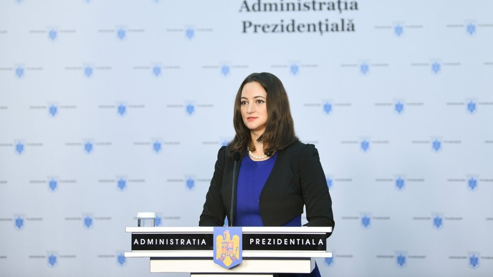 Mădălina Dobrovolschi elnöki szóvivő tolmácsolta az államfő döntését •  Fotó: Presidency.ro
