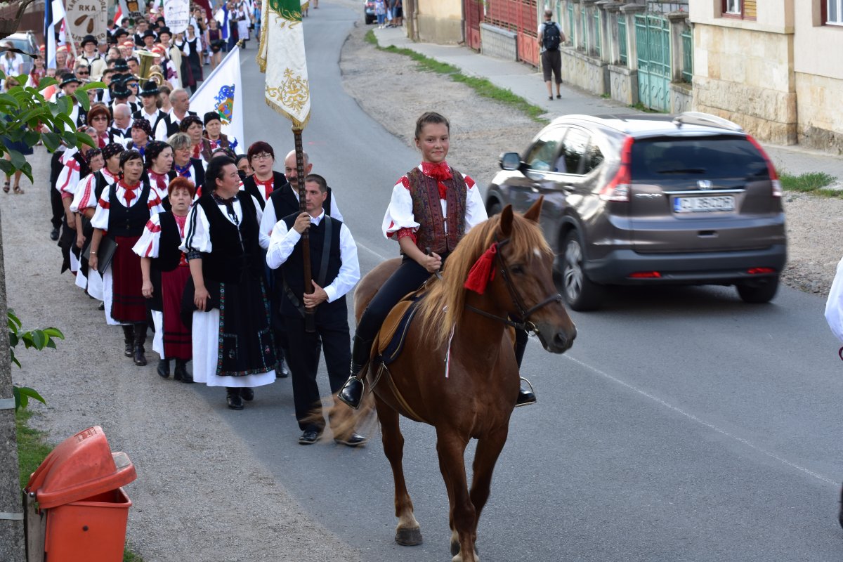 Felvonul a népi kultúra Magyarfenesen •  Fotó: Gazda Árpád
