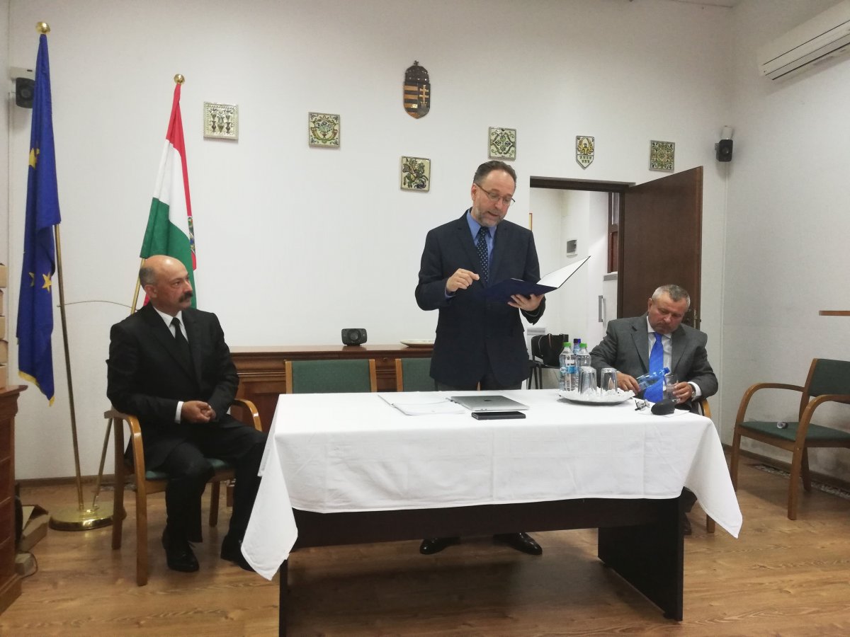 Lengyel István református lelkipásztor, Fekete Péter államtitkár és Mile Lajos főkonzul &bullet;  Fotó: Bede Laura