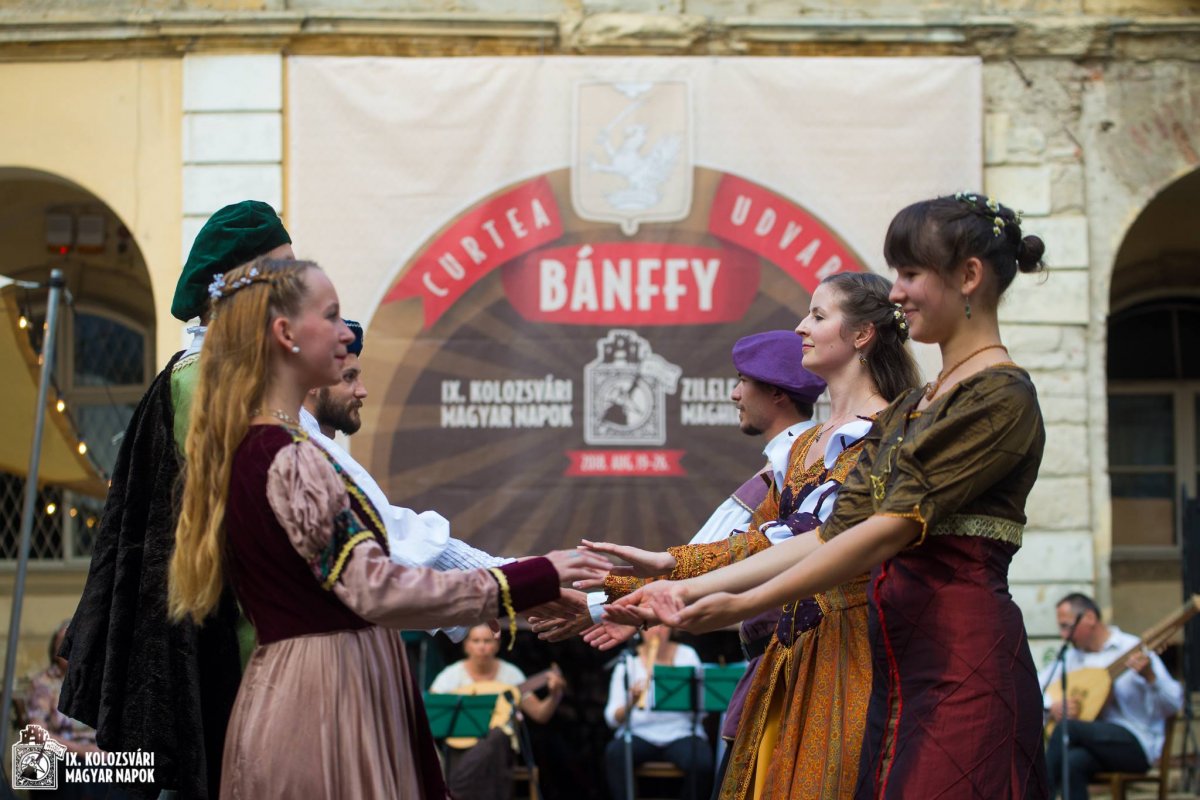 Az Amaryllis Együttes reneszánsz kori táncdallamai és táncai nyitották meg a Kolozsvári Magyar Napokon a Bánffy-udvart &bullet;  Fotó: KMN