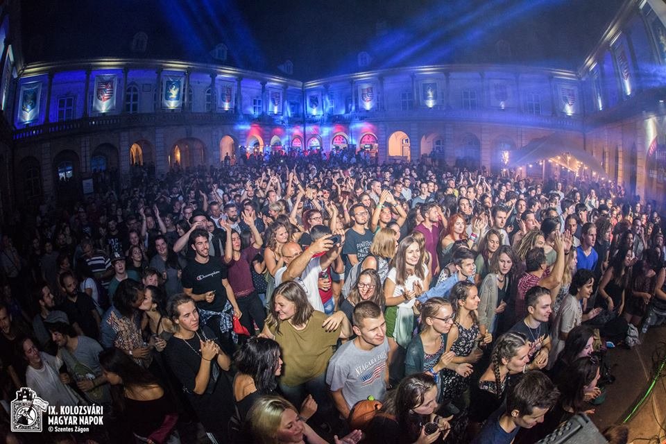 Tömeg a Bánffy-udvarban a Bohemian Betyars pénteki koncertjén &bullet;  Fotó: KMN