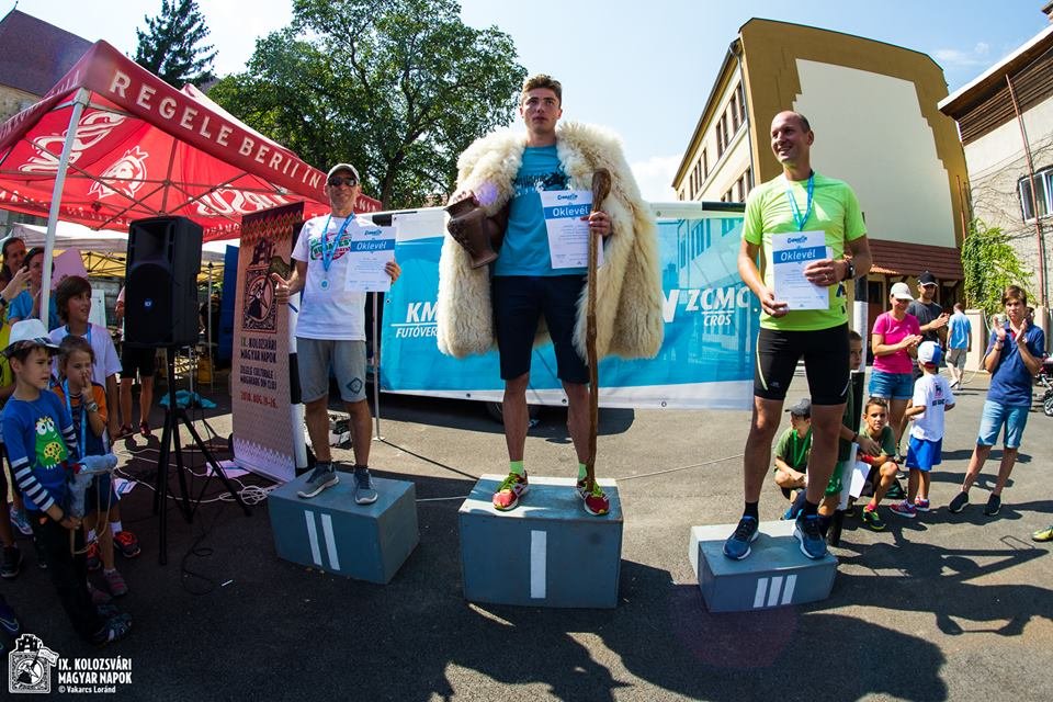 Gergely Balázs (jobbra) a KMN-Donaton futóverseny dobogóján &bullet;  Fotó: KMN