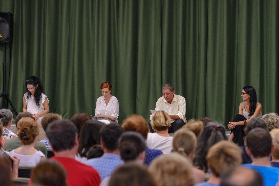 Négy szereplő, négy hang. Csutak Réka, Albert Csilla, Dimény Áron és Kántor Melinda „szólaltatta meg” Tompa Andrea Omerta című regényét •  Fotó: Kiss Gábor