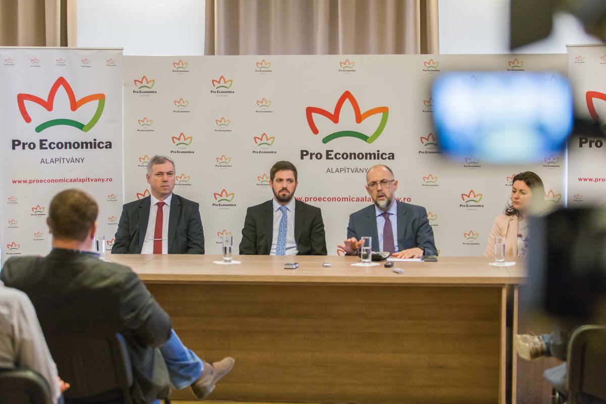 Kitámadott rajt. Péter Ferenc tanácselnök, Magyar Levente, Kelemen Hunor RMDSZ-elnök és Kozma Mónika a program beindításakor &bullet;  Fotó: Boda L. Gergely