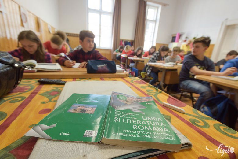 A romániai közoktatás egyik legnagyobb baja, hogy az oktatási program tananyaga csak a diákok szűk rétegéhez szól •  Fotó: Biró István