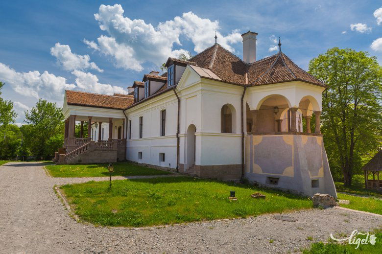 A miklósvári felújított épület. A helyi közösség büszke kastélyára •  Fotó: Szabó Tamás