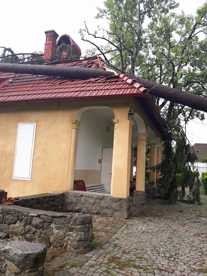 Kitart az ítéletidő – A csucsai kastélyt is megrongálta a vihar