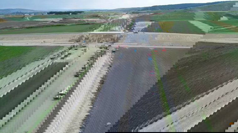 „Exportálják” az autópályát: építőanyagot szállít Románia a magyarországi sztrádákhoz