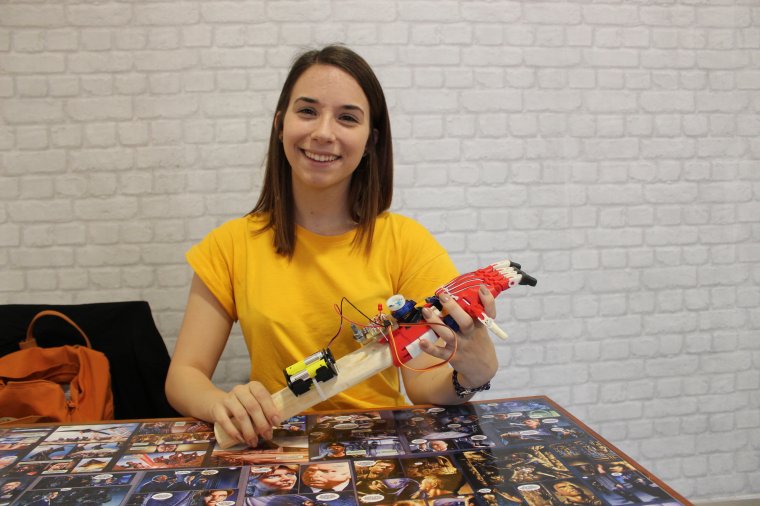 Szuperhősvégtagnak álcázható robotkezeket készít sérült gyerekeknek az esztergomi Vas Alexa Zsófia