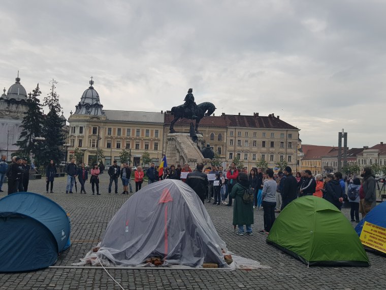 Kormánybuktató hangulat a kolozsvári Főtéren felállított sátrak között