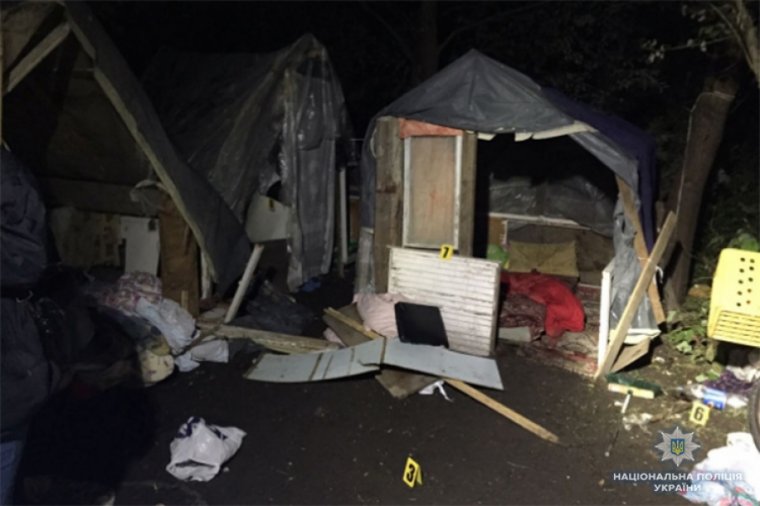 Késekkel és baseballütőkkel támadtak kárpátaljai cigányok táborára Lembergben