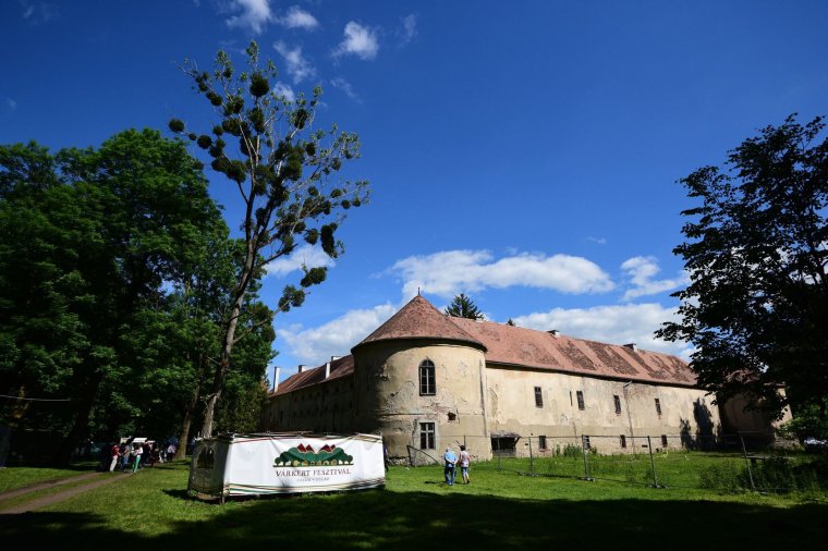 Fesztivál a gyalui kastélykertben – előadások, beszélgetések, koncertek a péntektől vasárnapig tartó rendezvényen