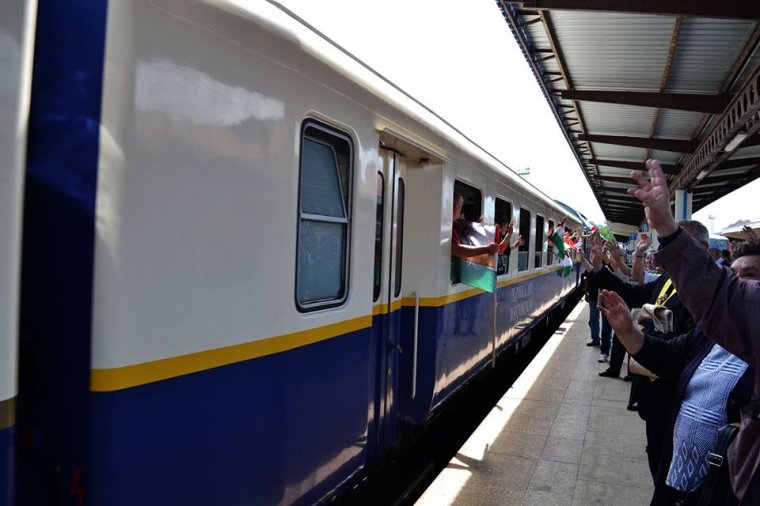 Erdélybe érkezett a zarándokvonat – dél-amerikai fiatalok is a csíksomlyói búcsúba tartanak