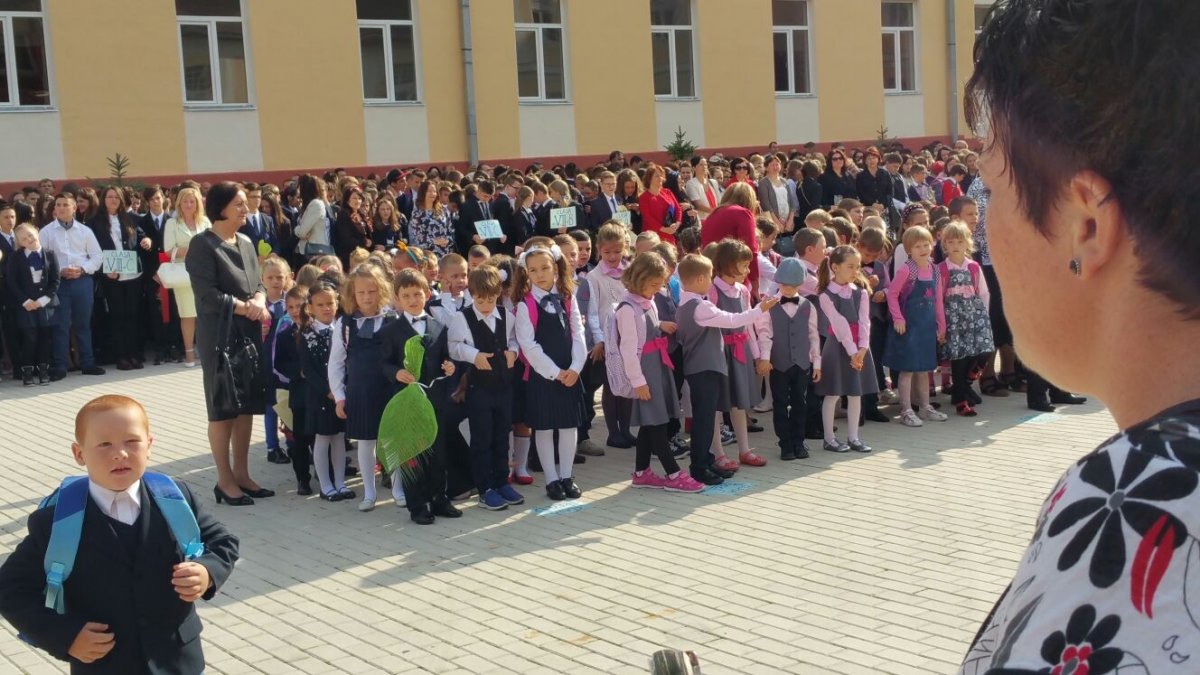 Gyülekezőhely. A besztercei Andrei Mureșanu Főgimnázium magyar tagozata is tárt karokkal várja a városi és a környékbeli gyerekeket &bullet;  Fotó: Facebbok/Colegiul National Andrei Muresanu