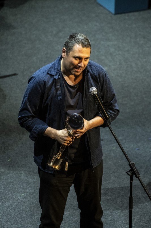 Radu Jude a díj átvételekor •  Fotó: Kviff.com