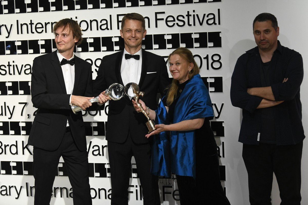 Ada Solomon producer és Radu Jude (jobbra) a hivatalos fotózáson •  Fotó: Kviff.com