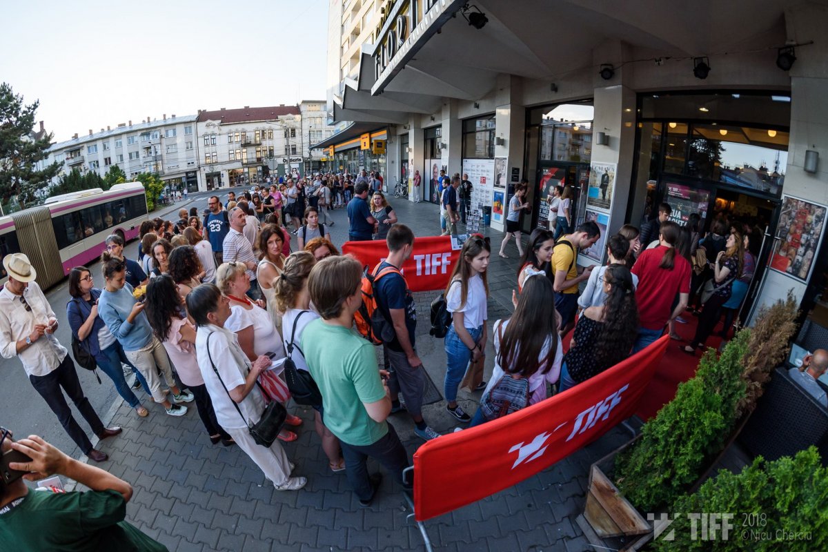 Kígyózó sor a kolozsvári Florin Piersic mozi előtt •  Fotó: Facebook/TIFF