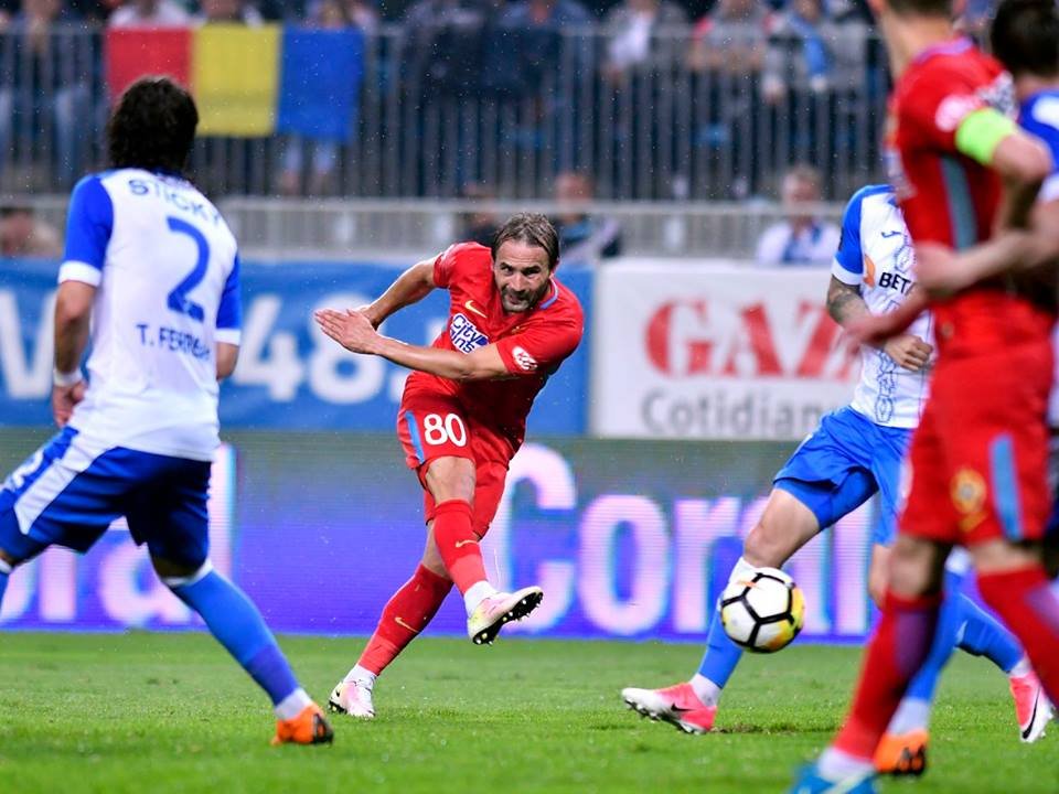 Lőtávolságban. Teixeira (középen) és az FCSB nem könnyítette meg a listavezető CFR dolgát •  Fotó: Facebook/FCSB