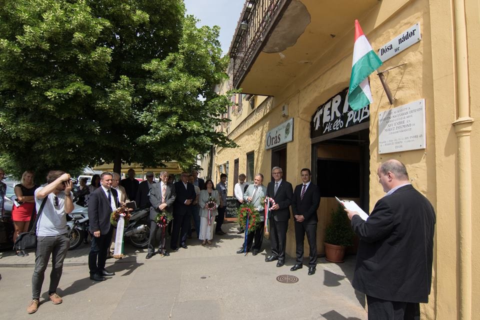 Koszorúzás a Debreczen-Nagyváradi Értesítő egykori székhelyénél &bullet;  Fotó: Tőkés László sajtóirodája