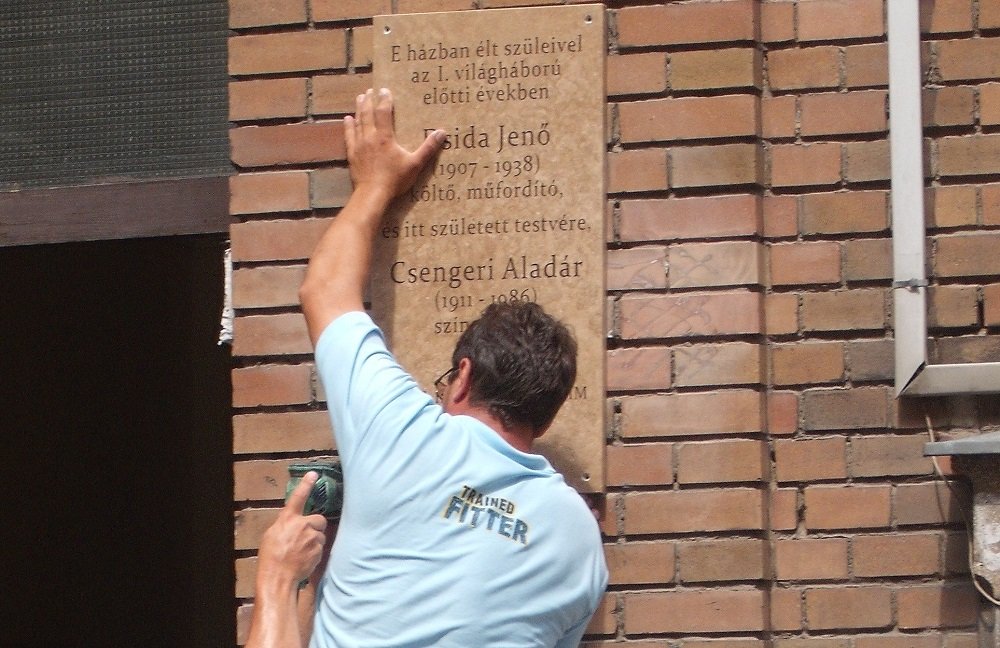 A hétfőn felavatott budapesti emléktáblát már múlt hétvégén elhelyezték az Ilka utcai ház falán •  Fotó: Nullahategy.hu