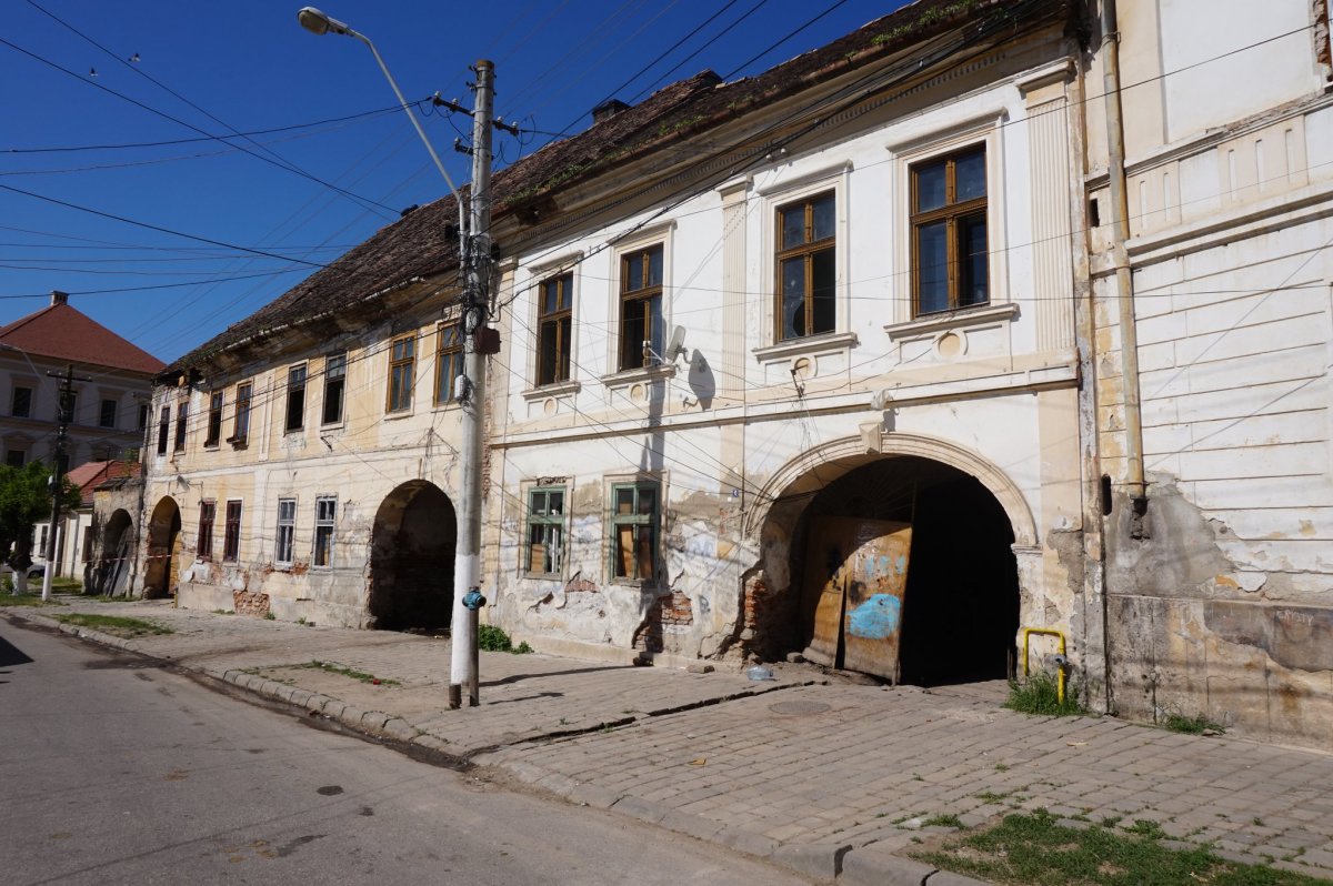 A Bethlen utcai épületeket felújítja az egyházkerület •  Fotó: Nagyenyed Polgármesteri Hivatala
