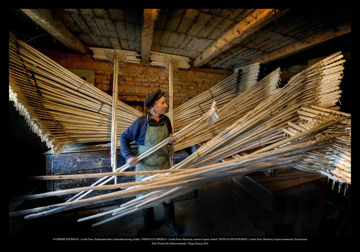 A gereblyekészítő. Tordai Ede 2012-ben, Nyikómalomfalván készített fotója a kihalófélben lévő mesterségről • Fotó: Tordai Ede